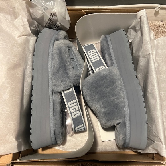 SOLD ELSEWHERE DONT PURCHASE !!-Ugg Disco Platform Slides !! - Picture 2 of 7